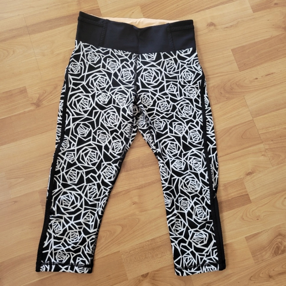 NWOT Lululemon Real Quick Crop 4 *Full-On Luxtreme Posey Black Floral